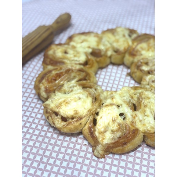Flor de hojaldre de jamón york y queso